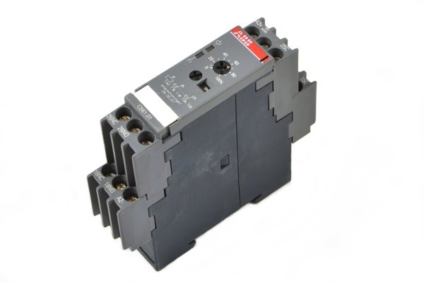 C561.01 1SAR310020R0002 0,05s-100h 24-240VAC/DC ABB реле времени